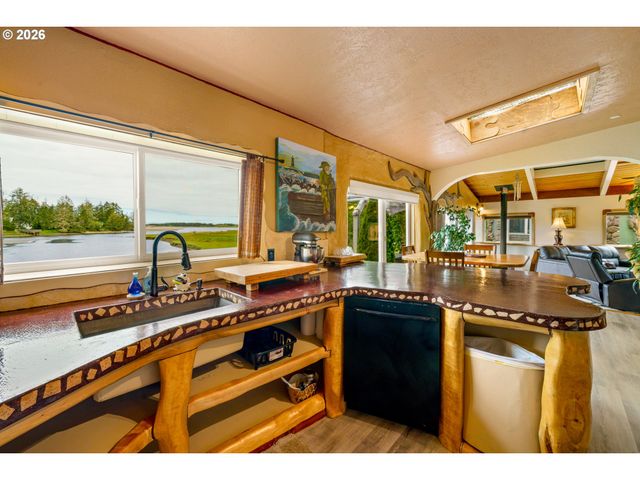 2674 HIGHWAY 101, Seaside, OR 97138