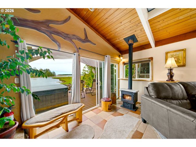 2674 HIGHWAY 101, Seaside, OR 97138