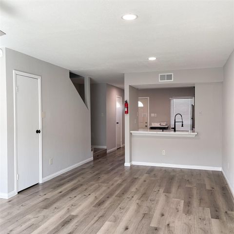 8718 Victorian Village Drive 8718, Houston, TX 77071