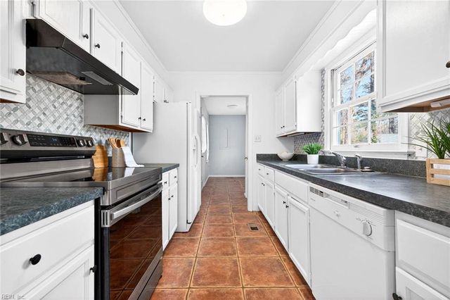 916 Oxford DR, Virginia Beach, VA 23452