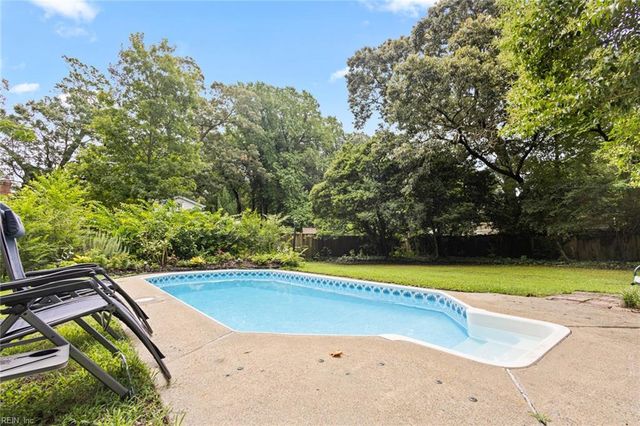 916 Oxford DR, Virginia Beach, VA 23452