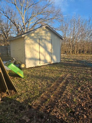 2205 W Wood St, Paris, TN 38242