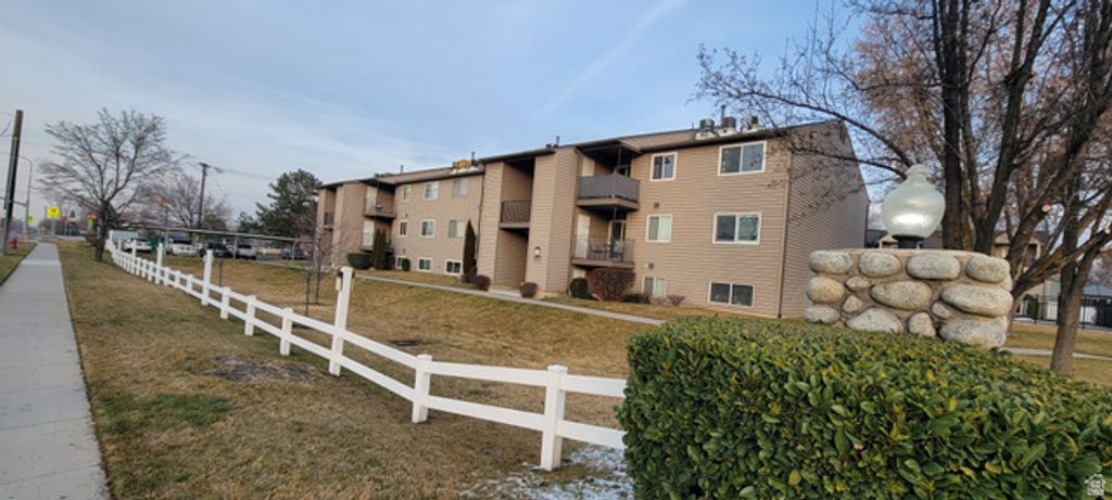 Image 2 of property listing at 6129 S 1300 E #V, Cottonwood Heights, UT 84121