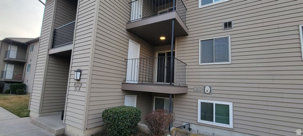 Image 4 of property listing at 6129 S 1300 E #V, Cottonwood Heights, UT 84121