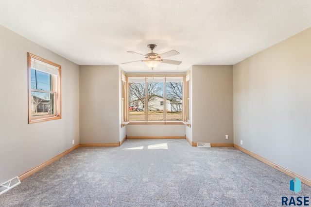 204 E 4th Ave Avenue, Lennox, SD 57039