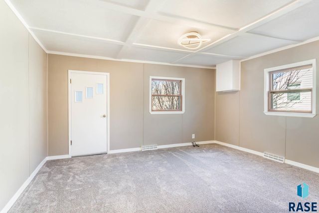 204 E 4th Ave Avenue, Lennox, SD 57039