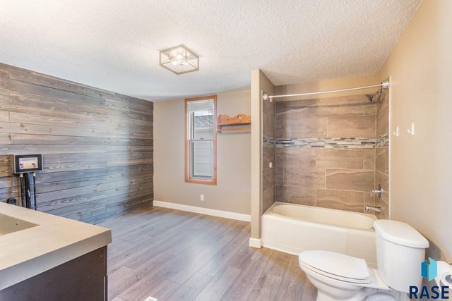 204 E 4th Ave Avenue, Lennox, SD 57039