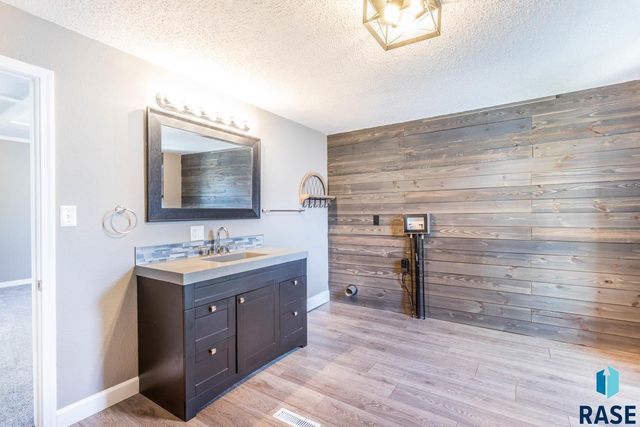 204 E 4th Ave Avenue, Lennox, SD 57039