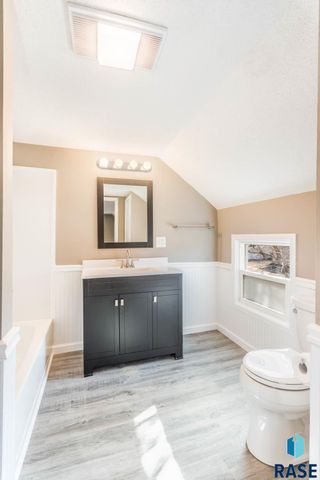 204 E 4th Ave Avenue, Lennox, SD 57039