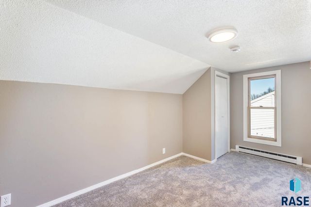 204 E 4th Ave Avenue, Lennox, SD 57039