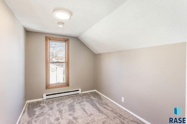 204 E 4th Ave Avenue, Lennox, SD 57039