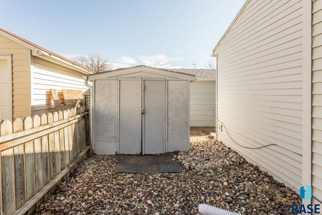 204 E 4th Ave Avenue, Lennox, SD 57039