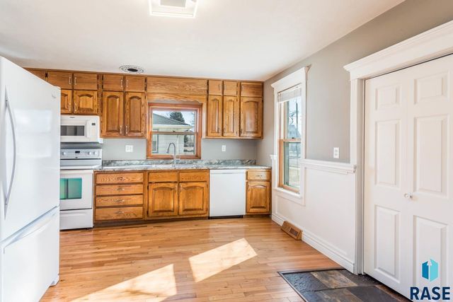 204 E 4th Ave Avenue, Lennox, SD 57039