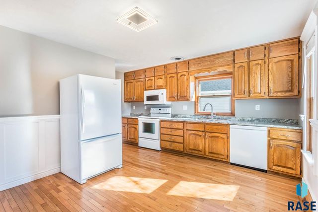 204 E 4th Ave Avenue, Lennox, SD 57039