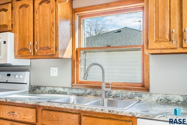 204 E 4th Ave Avenue, Lennox, SD 57039