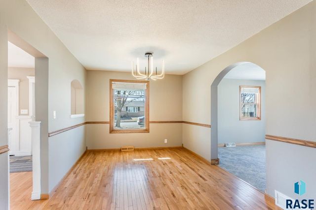 204 E 4th Ave Avenue, Lennox, SD 57039