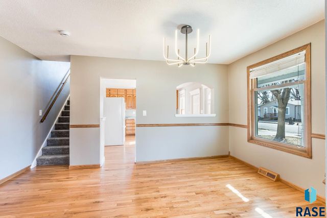 204 E 4th Ave Avenue, Lennox, SD 57039