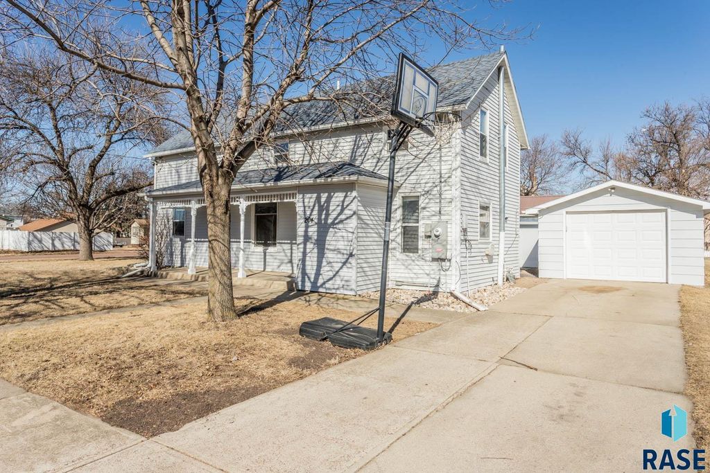 204 E 4th Ave Avenue, Lennox, SD 57039