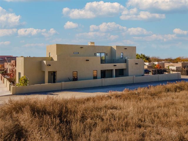 33 Blue Feather Road, Santa Fe, NM 87508