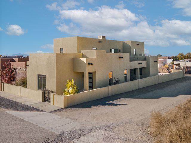 33 Blue Feather Road, Santa Fe, NM 87508