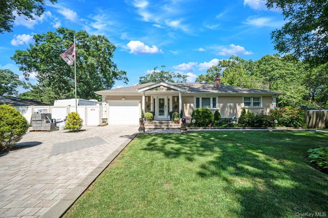 5 Overlook Drive, Mastic, NY 11950
