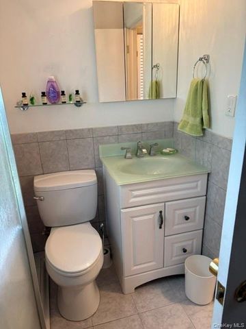 18 Howard Road, Bayville, NY 11709