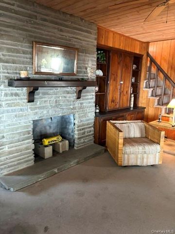 18 Howard Road, Bayville, NY 11709