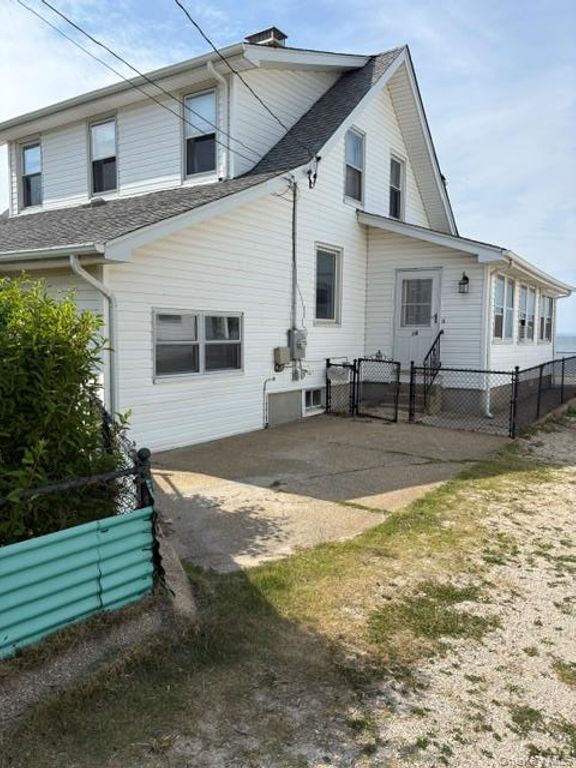 18 Howard Road, Bayville, NY 11709