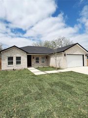 614 S Middle ST, Flatonia, TX 78941