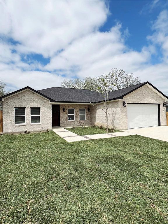 614 S Middle ST, Flatonia, TX 78941