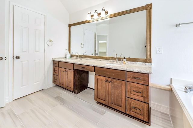 130 W Stockbridge Landing Circle, The Woodlands, TX 77382