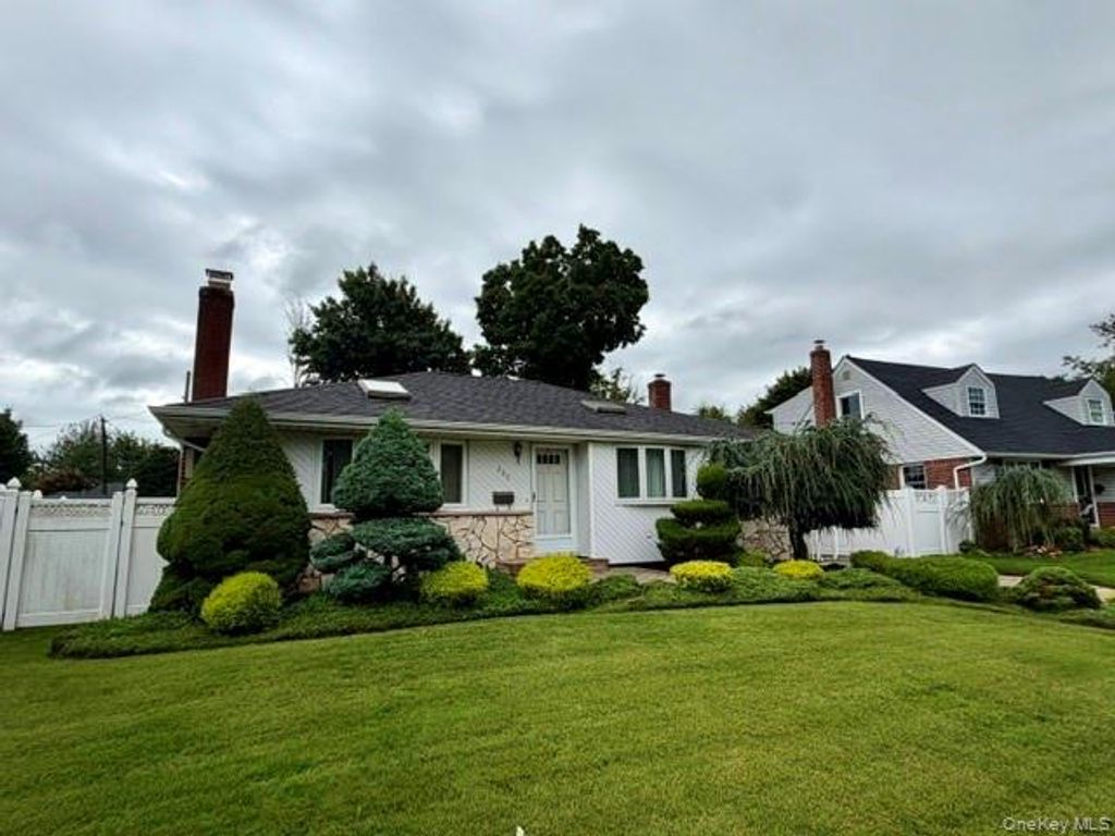 392 Coleridge Street, Levittown, NY 11756 — photo 2