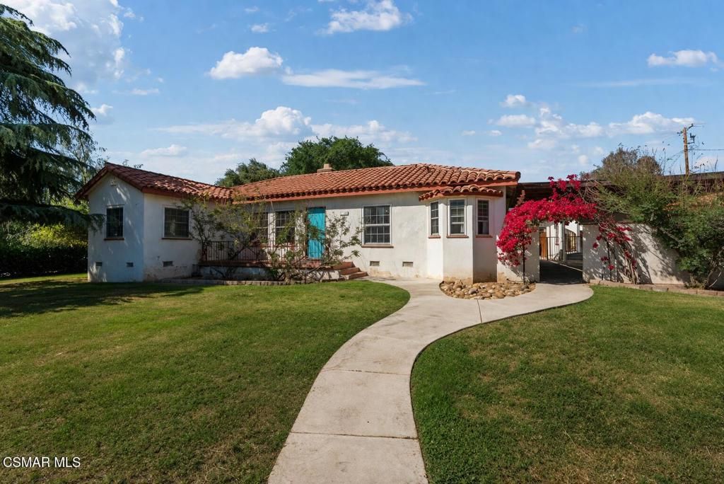 Image 2 of property listing at 700 Hillcrest Drive, Bakersfield, CA 93305