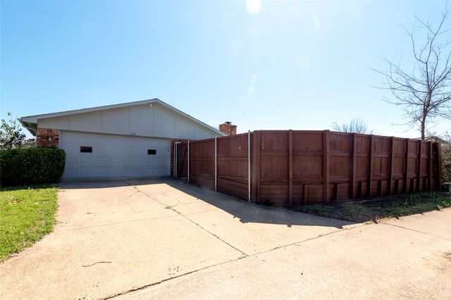 2119 Meadfoot Road, Carrollton, TX 75007