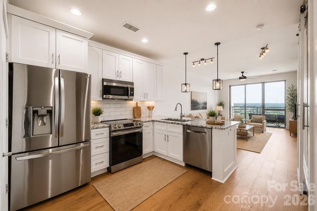 333 W Trade Street W 2002, Charlotte, NC 28202