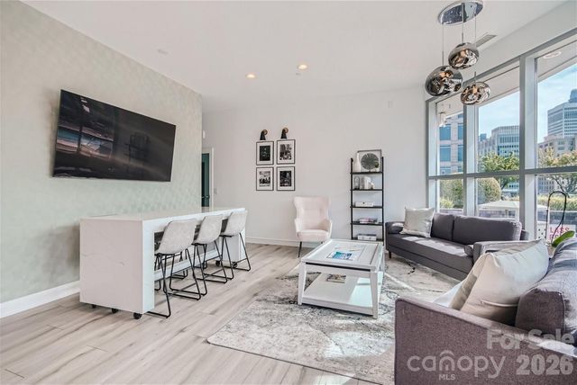 333 W Trade Street W 2002, Charlotte, NC 28202
