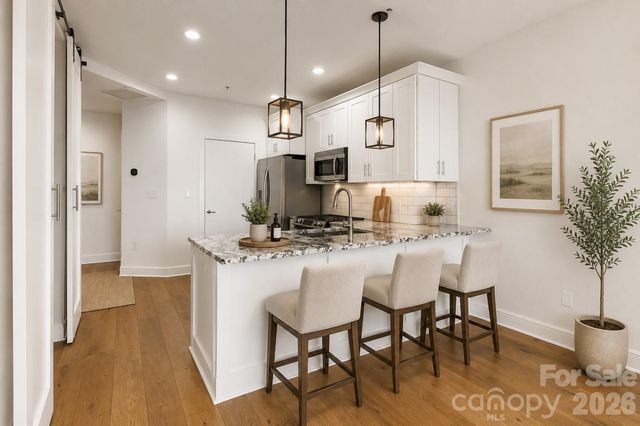 333 W Trade Street W 2002, Charlotte, NC 28202