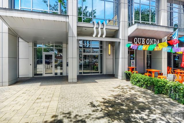 333 W Trade Street W 2002, Charlotte, NC 28202