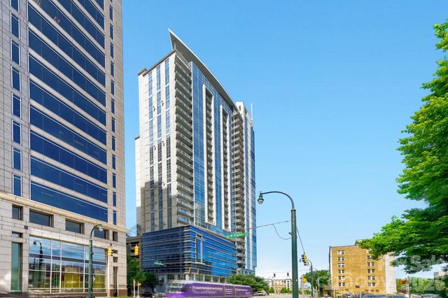 333 W Trade Street W 2002, Charlotte, NC 28202