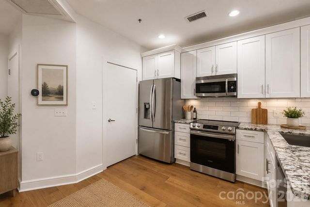 333 W Trade Street W 2002, Charlotte, NC 28202