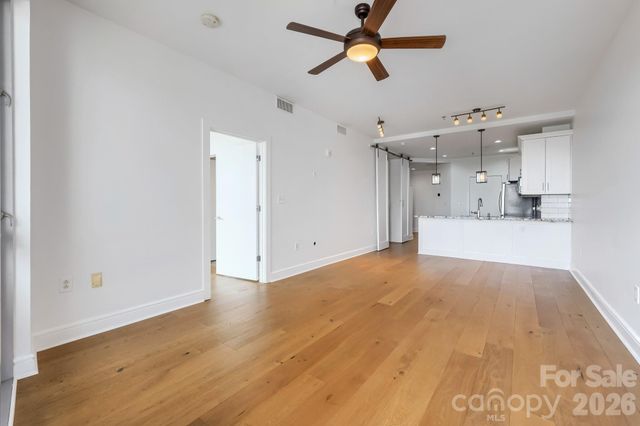 333 W Trade Street W 2002, Charlotte, NC 28202