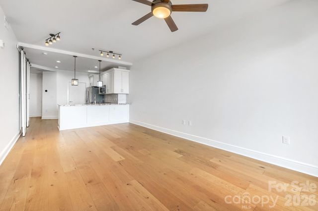 333 W Trade Street W 2002, Charlotte, NC 28202