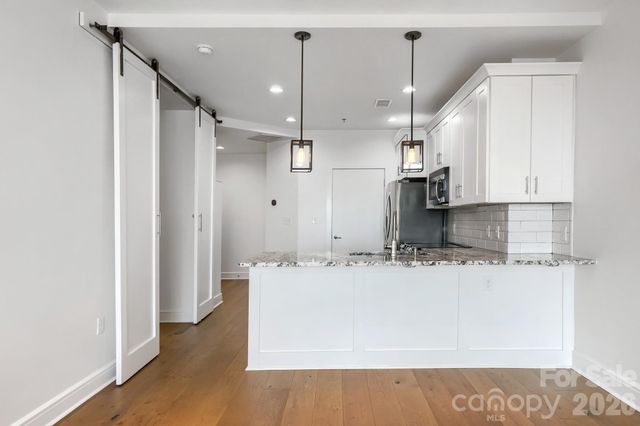333 W Trade Street W 2002, Charlotte, NC 28202