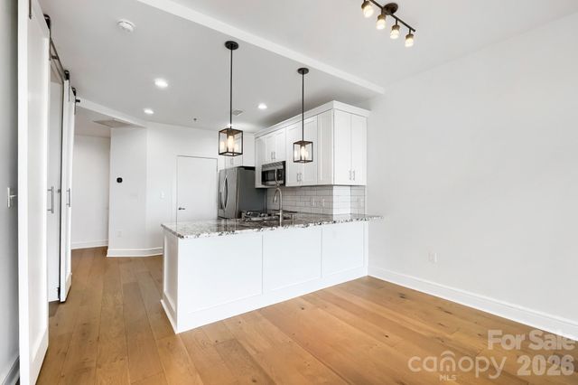 333 W Trade Street W 2002, Charlotte, NC 28202