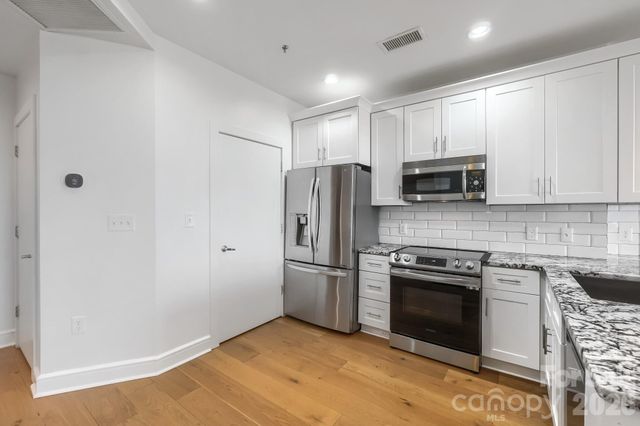 333 W Trade Street W 2002, Charlotte, NC 28202