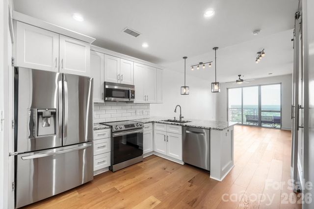 333 W Trade Street W 2002, Charlotte, NC 28202