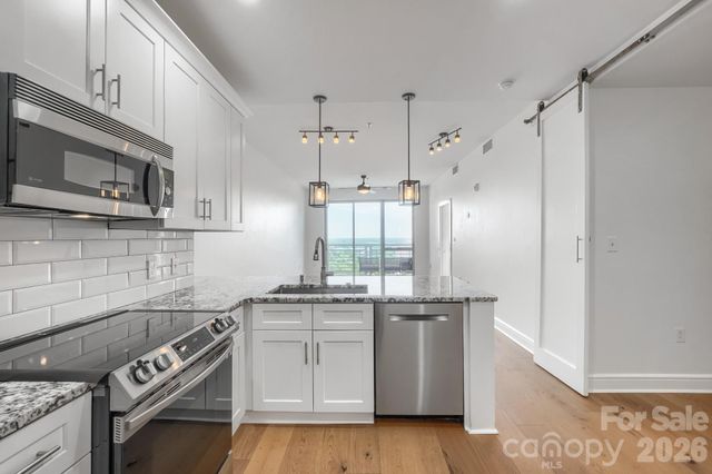 333 W Trade Street W 2002, Charlotte, NC 28202