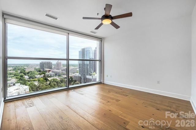 333 W Trade Street W 2002, Charlotte, NC 28202