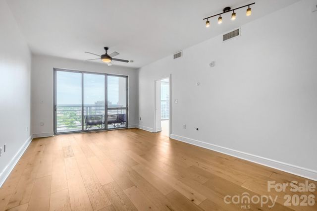 333 W Trade Street W 2002, Charlotte, NC 28202