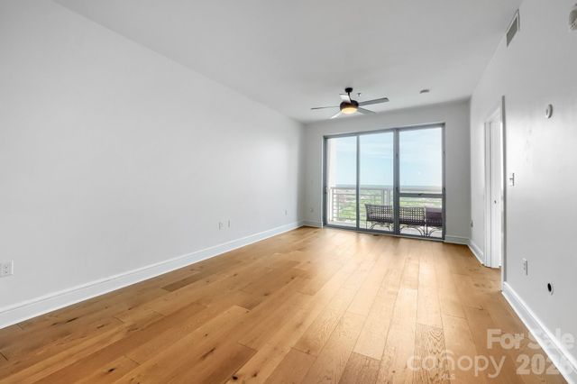 333 W Trade Street W 2002, Charlotte, NC 28202